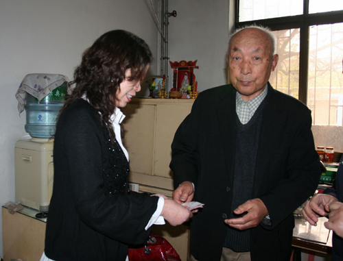 八旬老人献爱心捐款 为灾区慷慨解囊