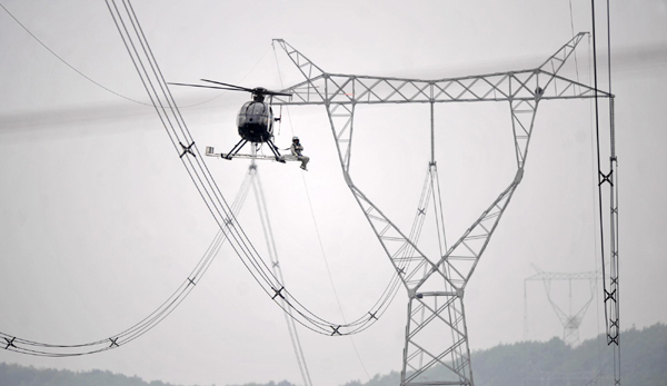 我国首次在超高压输电线路成功实施直升机带电作业