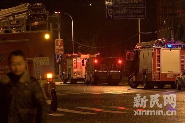 上海东方明珠塔顶发生火灾 疑遭雷击(图)