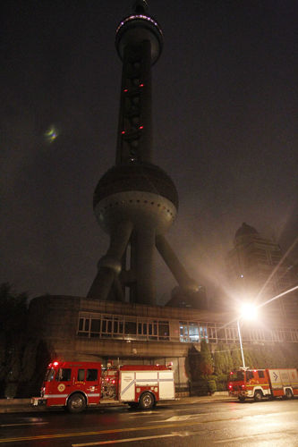 上海东方明珠塔顶发生火灾 疑遭雷击(图)
