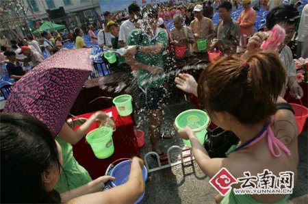 云南泼水节陆续上演 泼水狂欢改洒水祈福
