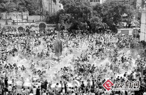 云南泼水节陆续上演 泼水狂欢改洒水祈福