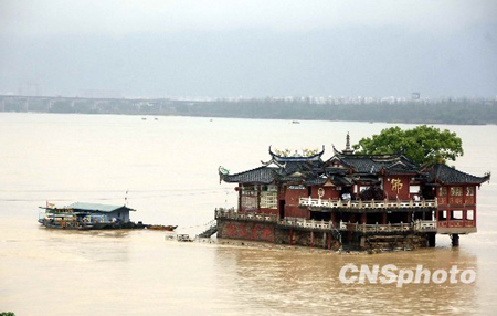 福建持续暴雨 闽江流域发生小洪水