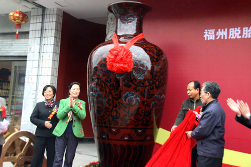 福州脱胎漆器《牡丹大花瓶》启运参展世博会
