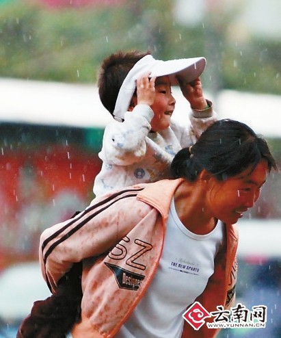 云南大部出现降雨 人工春雨润昆明 难解旱情