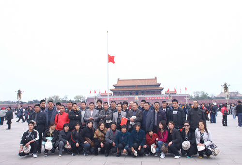 北京天安门降半旗 首都市民悼念玉树同胞