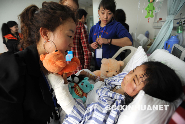 志愿者为在成都接受治疗的玉树地震伤员献爱心