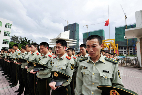 深圳边防官兵为玉树地震遇难同胞默哀并捐款