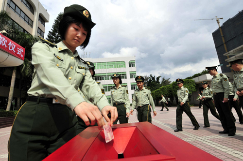 深圳边防官兵为玉树地震遇难同胞默哀并捐款