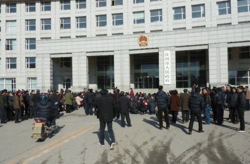 辽宁庄河上千民众政府前下跪 官方回应