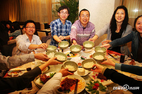网媒陕西“美食之旅”：采访团品尝“天下第一碗”
