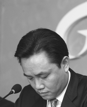 黄光裕及妻子出庭受审 只有一名记者获准旁听