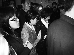 黄光裕出庭受审面容清瘦 对三项指控均持异议(详细)