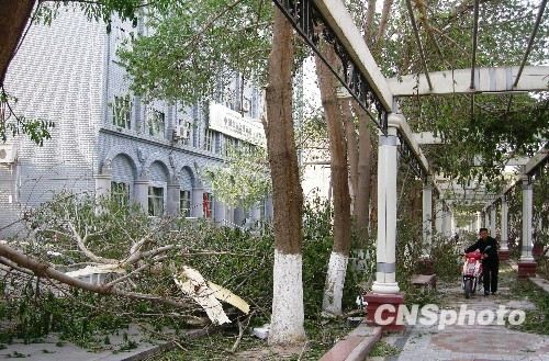 吐鲁番遭遇30年不遇强风 城区多处发生火灾