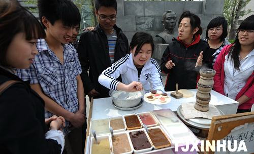 天津：大学生自办“校博会”喜迎“世博会”