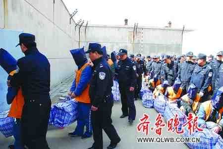 山东一看守所转移135名犯人 动用200名武警(图)