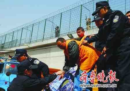 山东一看守所转移135名犯人 动用200名武警(图)