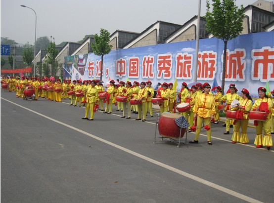 千名骑士竞逐湘江“车王”(图)