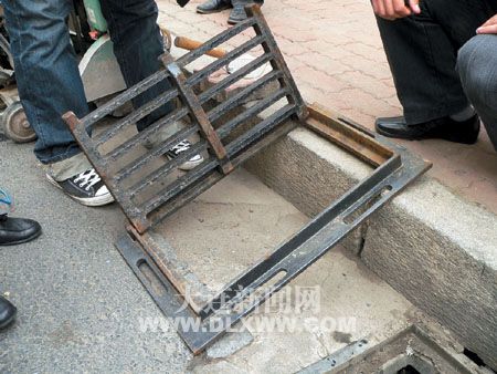 大连:举报偷盗排水井盖每个奖500元