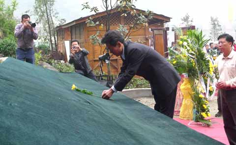 汶川县映秀镇:为逝者祷告为生者祈福(图)