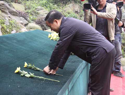汶川县映秀镇:为逝者祷告为生者祈福(图)