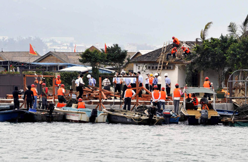深圳开始拆除违章建筑“海上皇宫”