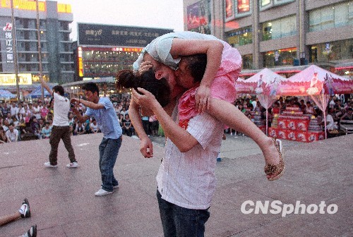 西安男女街头创意接吻大挑战