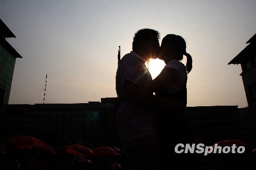 西安男女街头创意接吻大挑战