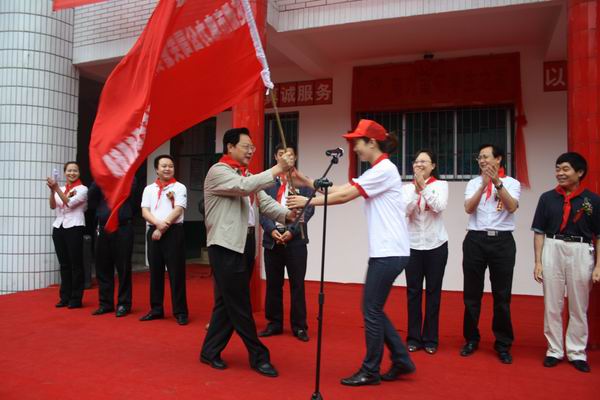 达州市把关爱送到农民工子女心上(组图)