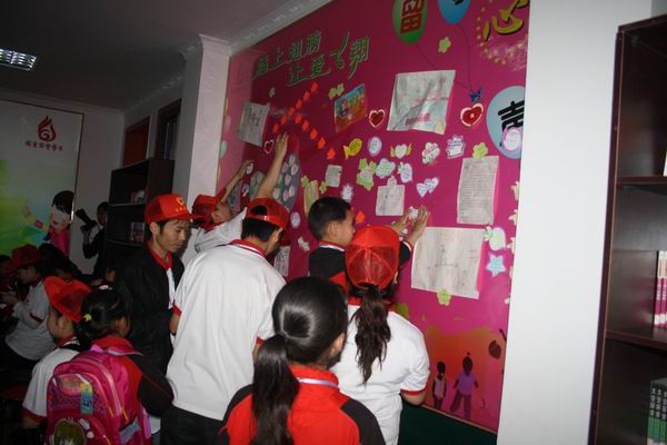 达州市把关爱送到农民工子女心上(组图)