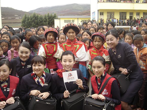 东航乘务员与寻甸山乡小学生共庆“六一”