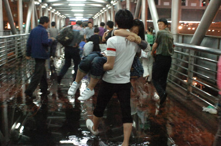 暴雨使北京西站旅客“过桥湿鞋”