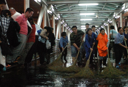 暴雨使北京西站旅客“过桥湿鞋”
