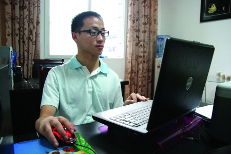 母亲含辛茹苦养病儿 脑瘫儿自学成才做白领