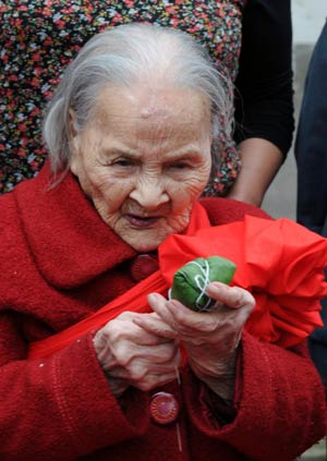 重庆耄耋老人包粽子迎端午　