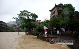 湖南凤凰部分景点被淹 古城街道成为泽国(组图)