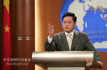 秦刚就伊核、中国记者遭抢劫等答问