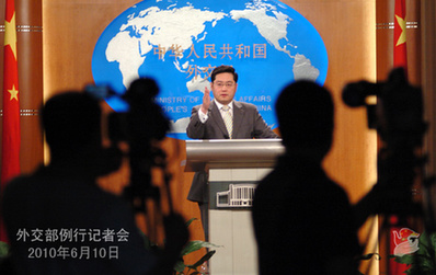 秦刚就伊核、中国记者遭抢劫等答问