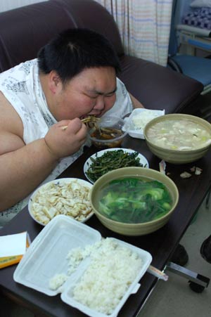 “中国第一胖”梁用在医院的日子