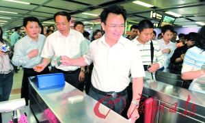 广州市长“站”地铁上班：比平时坐车节约10分钟