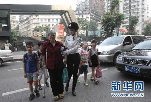 重庆女子交巡警队伍正式上岗执勤