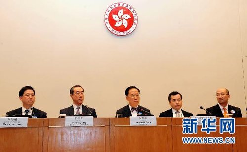 曾荫权宣布港府接纳民主党