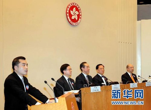 曾荫权宣布港府接纳民主党