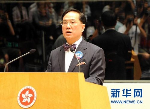 曾荫权宣布港府接纳民主党