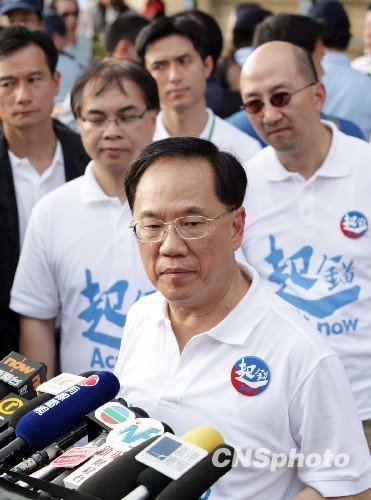 曾荫权宣布港府接纳民主党