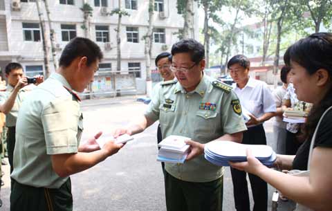 三里屯街道巾帼志愿者送服务进警营活动