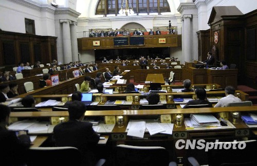 香港立法会通过2012行政长官产生办法决议案(图)
