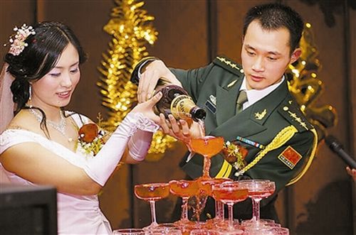 解放军新条令禁网上征婚 严禁建网站开博客(图)