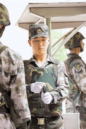 解放军新条令要求营门卫兵须真枪实弹站岗执勤(图)
