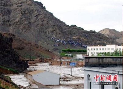 新疆昌吉遭洪水袭击580余名师生获救(组图)